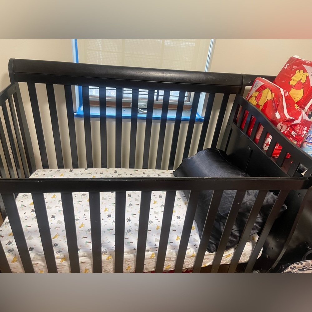 Dream on Me 5 in 1 good condition comes with mattress already and assembled